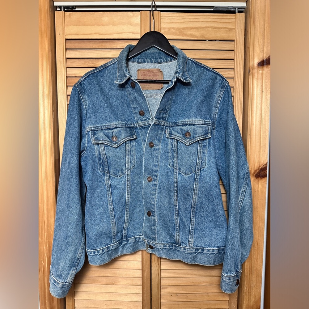 EUC VINTAGE 90s Oversized Levi’s Denim Jean Jacket - Size 42